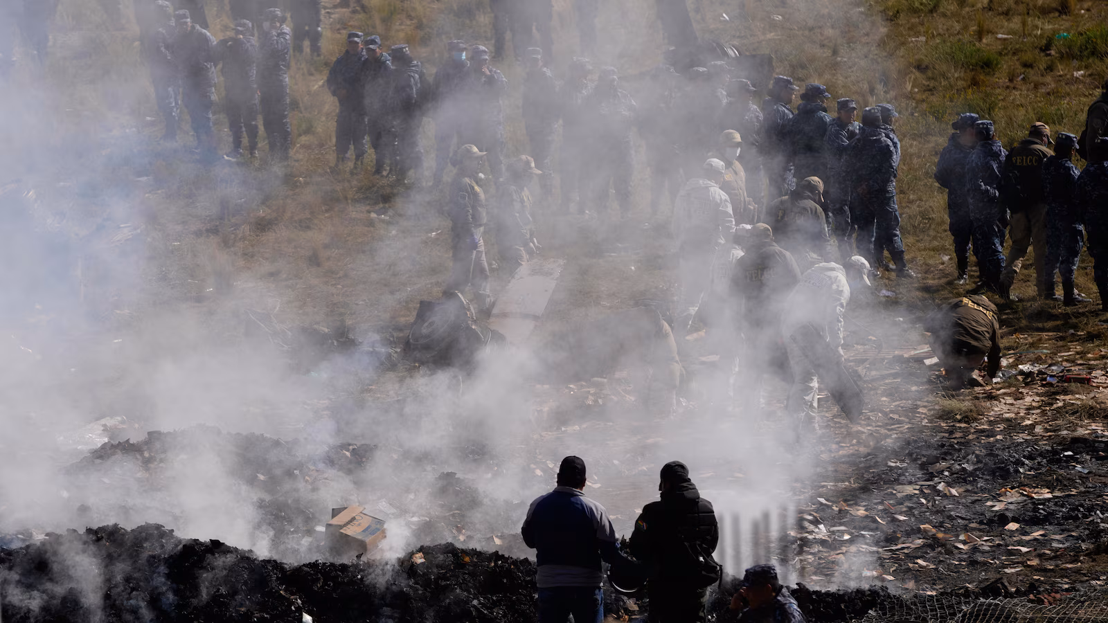 Cargo plane carrying money crashes near Bolivian capital: death toll rises to 22 Cargo plane carrying money crashes near Bolivian capital: death toll rises to 22