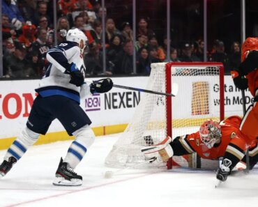 Chris Kreider’s late goal lifts Ducks past Jets