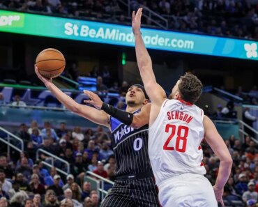 Kevin Durant hits 40 as the Rockets pull off a comeback win at the Magic. Kevin Durant hits 40 as the Rockets pull off a comeback win at the Magic.
