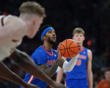 No. 20 Arkansas faces a difficult task against SEC favorite No. 7 Florida.