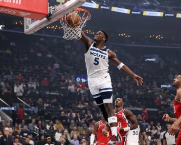 The Timberwolves are holding off the Clippers without Kawhi Leonard. The Timberwolves are holding off the Clippers without Kawhi Leonard.