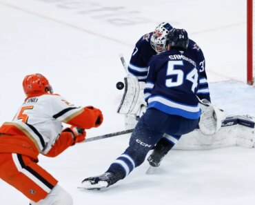 A mid-game three-goal flurry sent the Ducks to a win over the Jets.