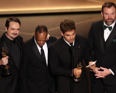 A rare Oscar tie is for best live-action short film winners ‘The Singers’ and ‘Two People Exchanging Saliva’ A rare Oscar tie is for best live-action short film winners ‘The Singers’ and ‘Two People Exchanging Saliva’