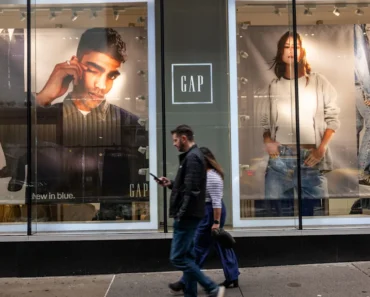 Affluent buyers flock to brand amid mixed Q4 results as stock declines