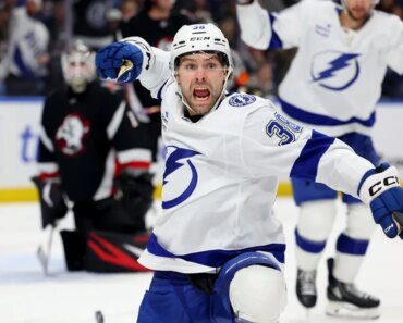 After high-scoring game, Lightning focuses on Jackets