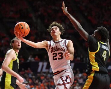 Andrej Stojakovic recorded a double-double as No. 11 Illinois beat Oregon State.