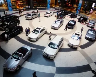 Carvana (CVNA) stock continues to slide as analysts lower price targets