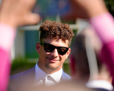 Chiefs restructure Patrick Mahomes contract to create salary cap space.