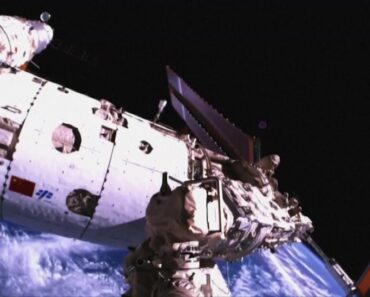 Chinese astronauts describe the moment a crack was discovered on the Shenzhou-20 spacecraft