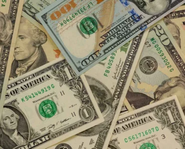 Dollar rises on recent high in oil prices