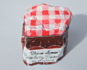 Elizabeth Saloka’s Vibrant Painted Rocks Take on the Personalities of Snacks and Pop Culture Icons — Colossal