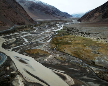 Gem-filled river and striated mountain ridges form massive “Y” in China’s revitalized desert – Earth from space