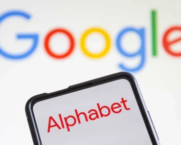 Google just closed its $32 billion Wiz deal. How should you play GOOGL stock here?