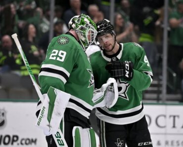 Jake Oettinger scores 13 straight points as Stars beat Knights