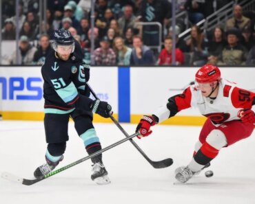 Joey Daccord snaps Kraken points for 12th consecutive game for Hurricanes.