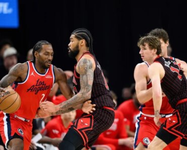 Kawhi Leonard pours in 28 as the Rolling Clippers handle the Bulls.