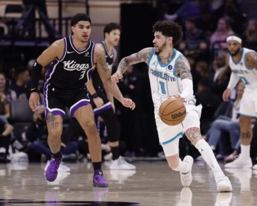 Lonzo Ball (30), the Hornets downed the Kings with a 3-second blitz.
