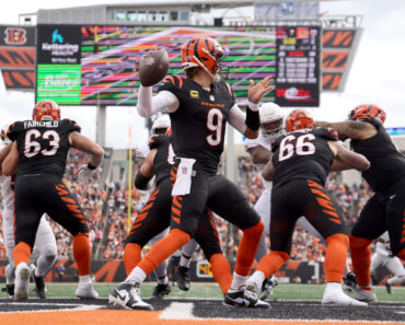 NFL star Joe Burrow got cozy with Jessica Alba at a Las Vegas casino.