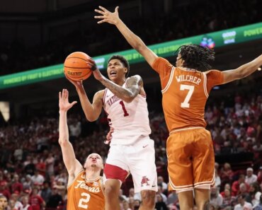 No. 20 Arkansas wins double-bye over SEC, passes Texas
