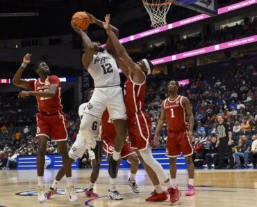 Oklahoma beat Texas A&M with Nijel Pack leaving with injury.