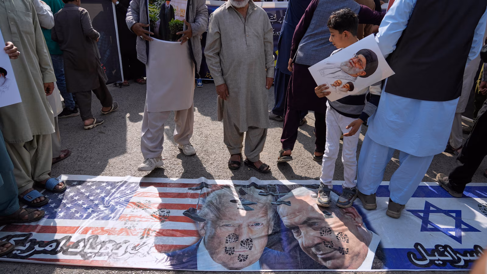 Pakistani Shiites rally to condemn US-Israel attacks on Iran as US embassy issues security alert