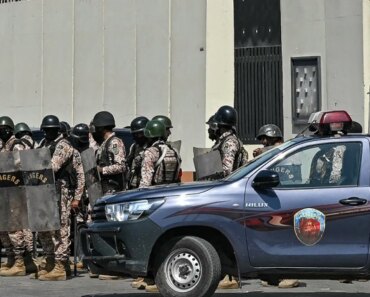 Protesters storm and attack the US consulate in Pakistan