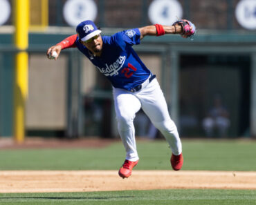 Roberts expects Santiago Espinal to join Dodgers roster