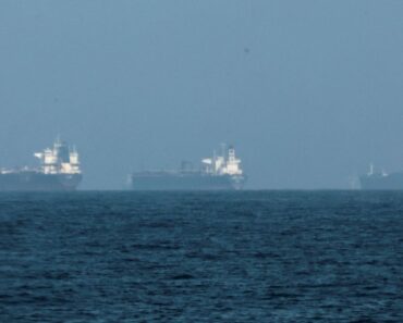 Russian oil attracts people Russian oil attracts people