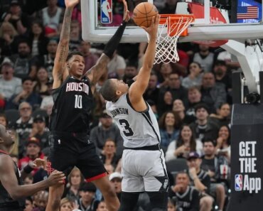 Spurs cruise past Rockets to highest point of season