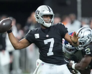 The Jets reportedly reacquired QB Geno Smith in a trade with the Raiders.