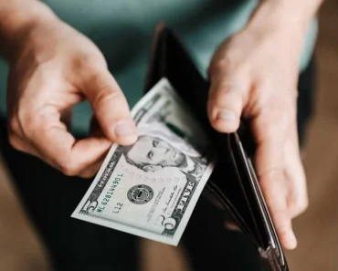 The dollar rises as rising crude prices boost T-Note yields