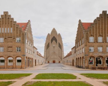 The dramatic verticality of Grundtvigs Kirke is revealed in David Altrath’s dreamy photos — Colossal