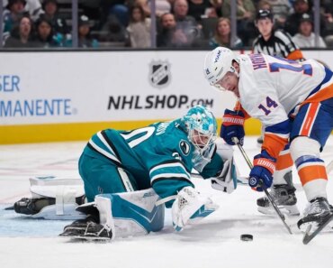 The islands engage in a wild card chase by placing blues in succession on the deck.