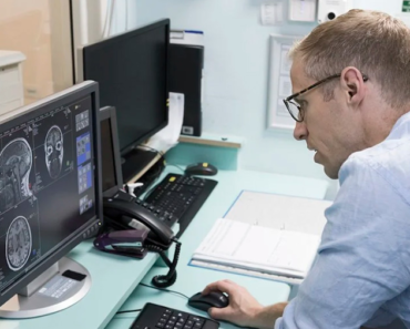 The “sweet spot” of overconfidence – project a little to be perceived as competent but not be “too seduced,” explains a cognitive neuroscientist in a Q&A The “sweet spot” of overconfidence – project a little to be perceived as competent but not be “too seduced,” explains a cognitive neuroscientist in a Q&A