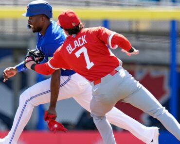 Tirotta hit a three-run home run, and the Blue Jays defeated Canada in the WBC tune-up.