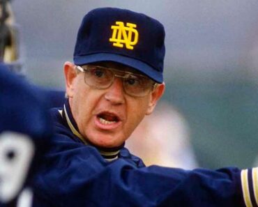 Tributes are pouring in for Lou Holtz following the coach’s death at the age of 89.