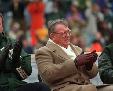 Tributes pour in after former Packers executive Bob Harlan dies at age 89.