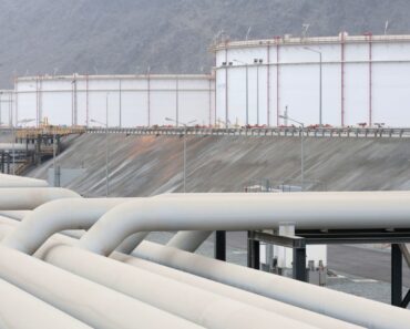 Two pipelines help Saudi Arabia and the United Arab Emirates avoid the Strait of Hormuz Two pipelines help Saudi Arabia and the United Arab Emirates avoid the Strait of Hormuz