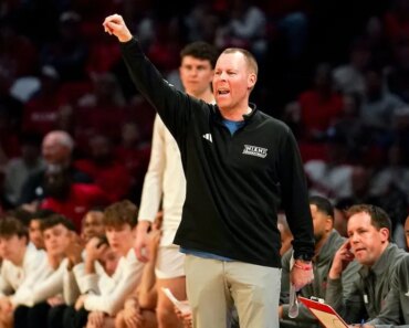 UMass suffers first loss to Miami (Ohio) after late rally UMass suffers first loss to Miami (Ohio) after late rally