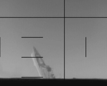 US submarine sinks Iranian warship with torpedo