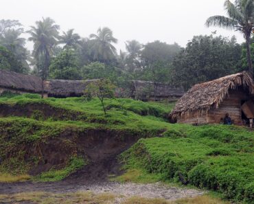 Vanuatu’s ‘barefoot volcanologist’ stands by ash- and sulphur-spewing Mount Yasur in award-winning photograph Vanuatu’s ‘barefoot volcanologist’ stands by ash- and sulphur-spewing Mount Yasur in award-winning photograph
