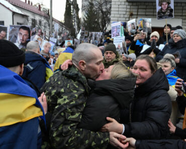 Zelensky visits Eastern Front when Ukraine and Russia complete POW swap